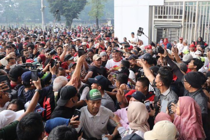 Lari Pagi Di Gbk Ganjar Diteriaki Presiden Hingga Diajak Selfie