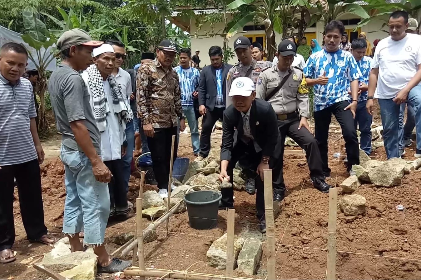 PELETAKAN SIMBOLIS BATU PERTAMA BEDAH RUMAH OLEH KETUA UMUM BADAK ...